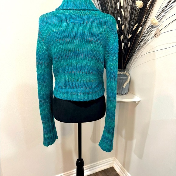 DKNY Jeans sweater in a size large, decorative sequence and a decorative button - Picture 6 of 10